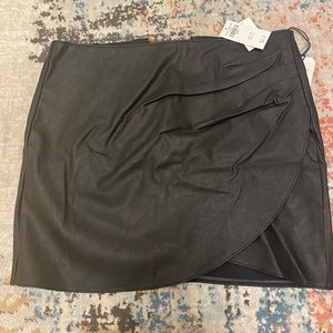 Abercrombie and fitch vegan leather black mini skirt with rouched front